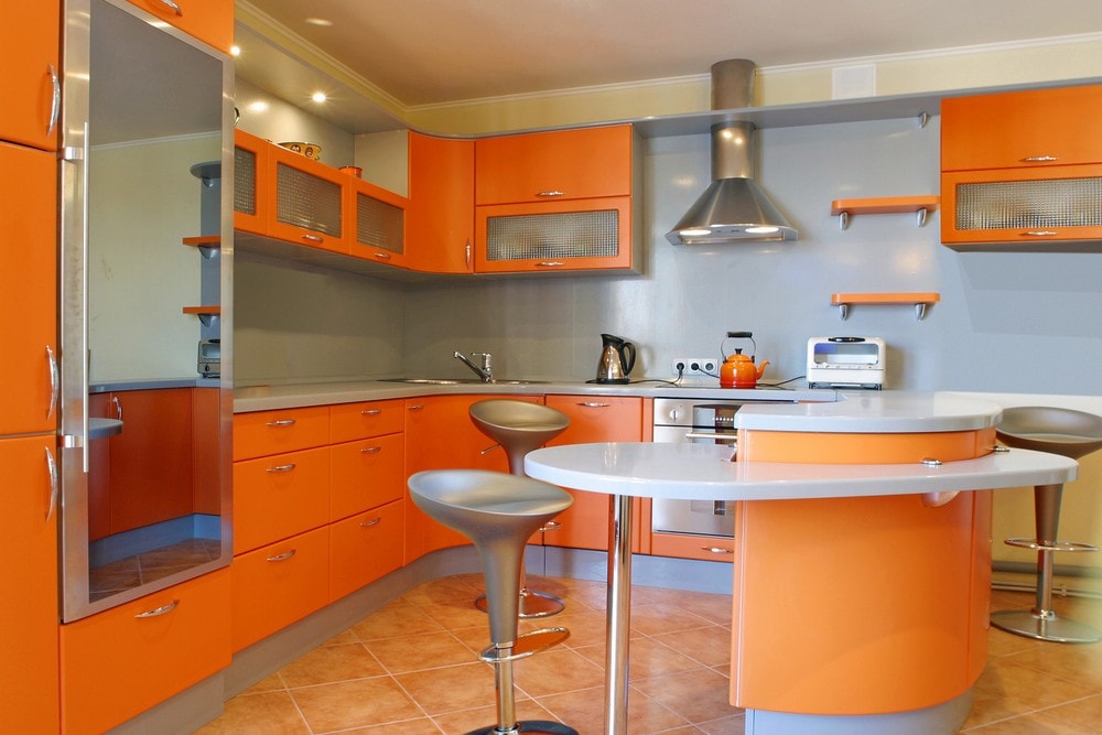 Кухонный гарнитур в оранжевом цвете